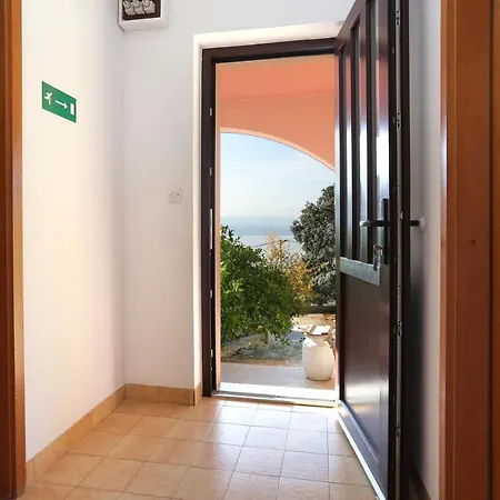 With A Parking Space Stanici, Omis - 1027 *